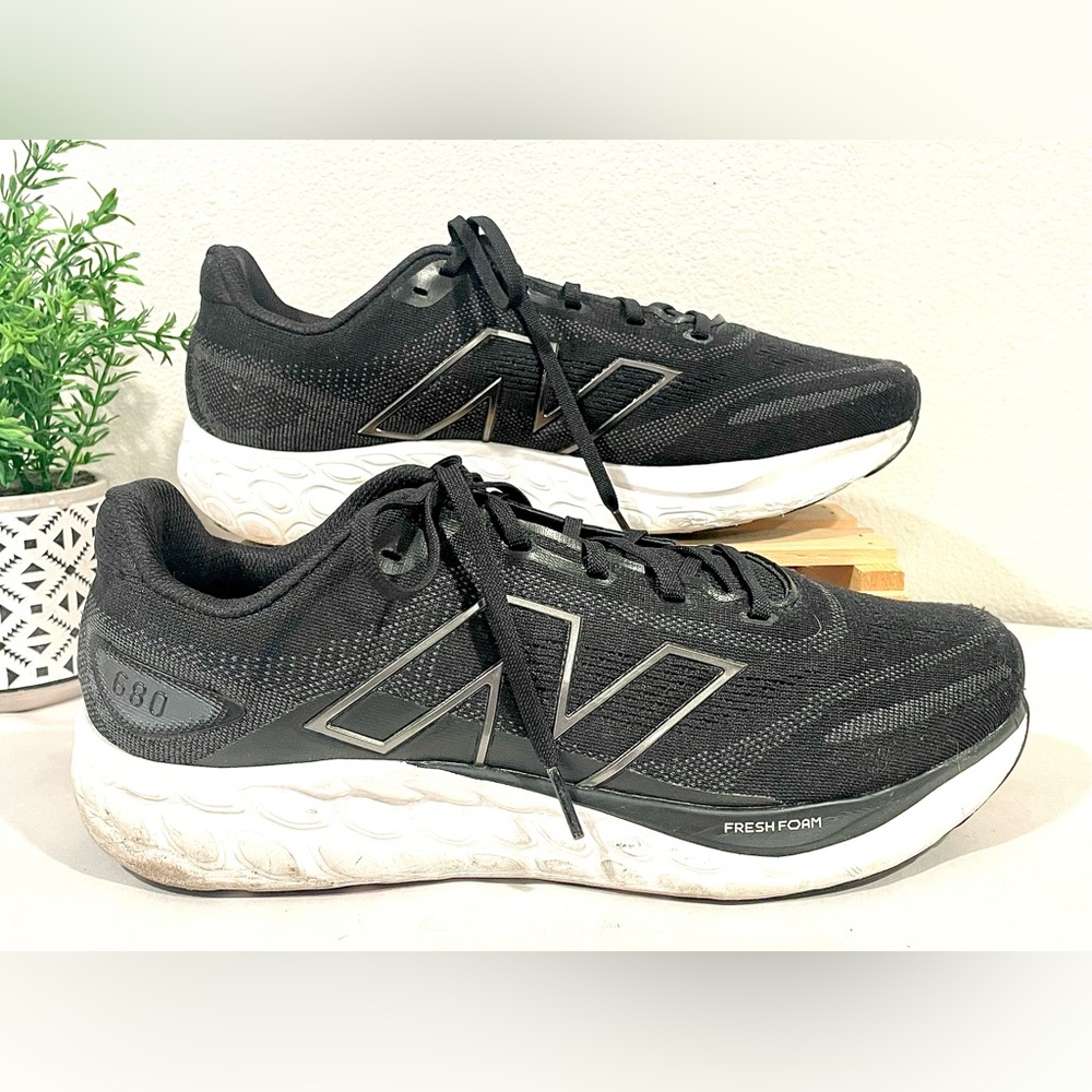 New Balance Fresh Foam 680 V8 Black & White Running Shoes | VGUC